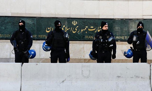 agentes de policía custodian la embajada de Irán en Ankara Irán desmiente que su embajada en Turquía haya sufrido un atentado